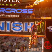 In einer intensiven letzten Rennnacht auf dem Atlanta Motor Speedway setzte sich Cooper Webb von Red Bull KTM Factory Racing gegen seinen Meisterschaftsrivalen durch und holte sich den Sieg im 450SX Hauptrennen, mit dem er nun mit 16 Punkten Vorsprung in die letzten beiden Rennrunden in Salt Lake City, Utah geht.